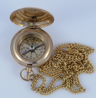 Kompass Messing in Taschenuhrform mit Kette in der Holzbox