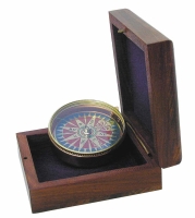 Kompass mit Windrosenblatt in der Holzbox