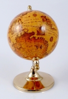 Globus auf Holzsockel