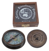 Kompass Messing antik mit rückseitiger Farbgravur in...