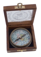 Kompass Messing antik mit rückseitiger Farbgravur in einer Holzbox unter Glas