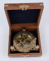 Sonnenuhr Kompass in der Holzbox Ø 11 cm
