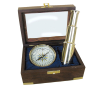 Kompass und Teleskop in der Holzbox